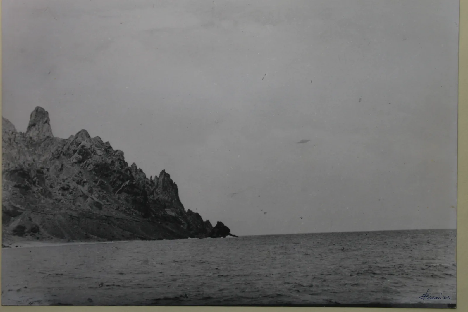 Photograph attributed to Almiro Baraúna showing Trindade Island and the alleged object in the sky